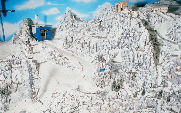 Oesterreich Alpen Bergstation Lift