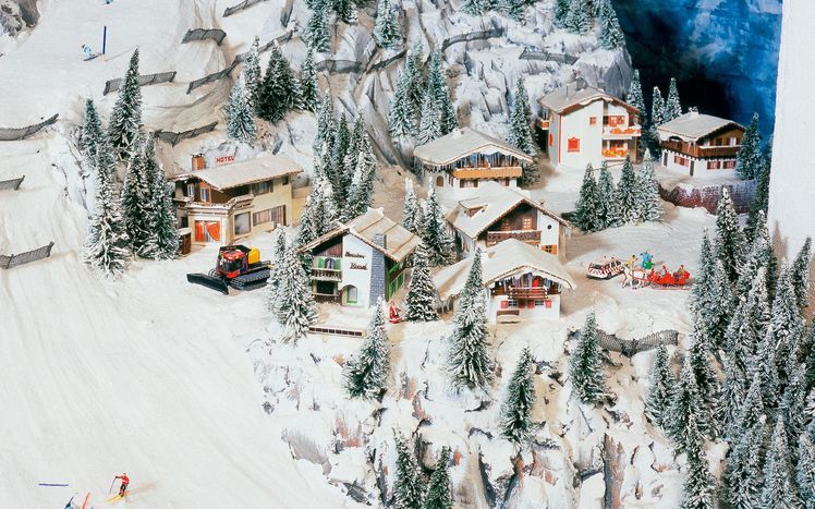 Oesterreich Alpen Dorf Pistenraupe