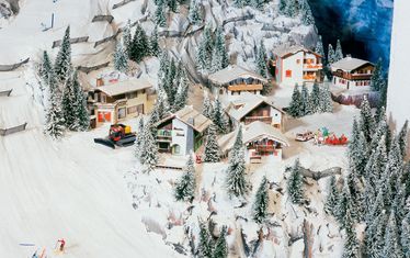 Oesterreich Alpen Dorf Pistenraupe