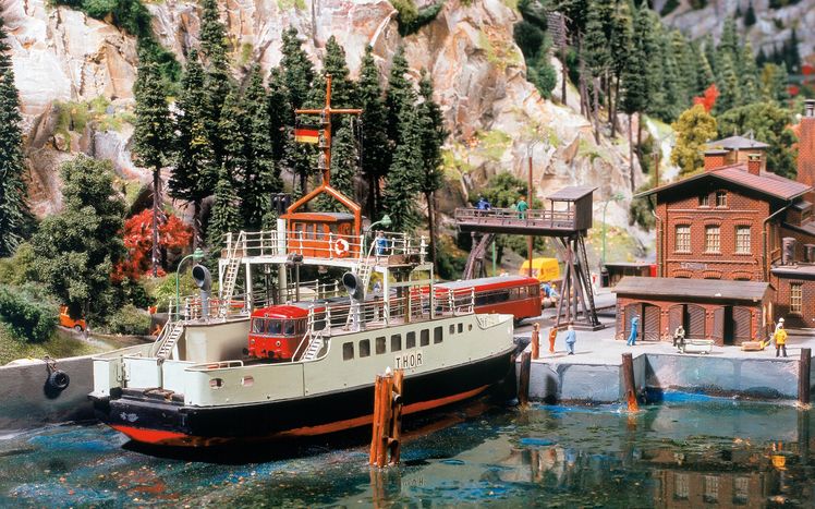 Oesterreich Alpen Faehre Schienenbus