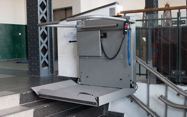 Anlage Besucher Rollstuhllift Eingang