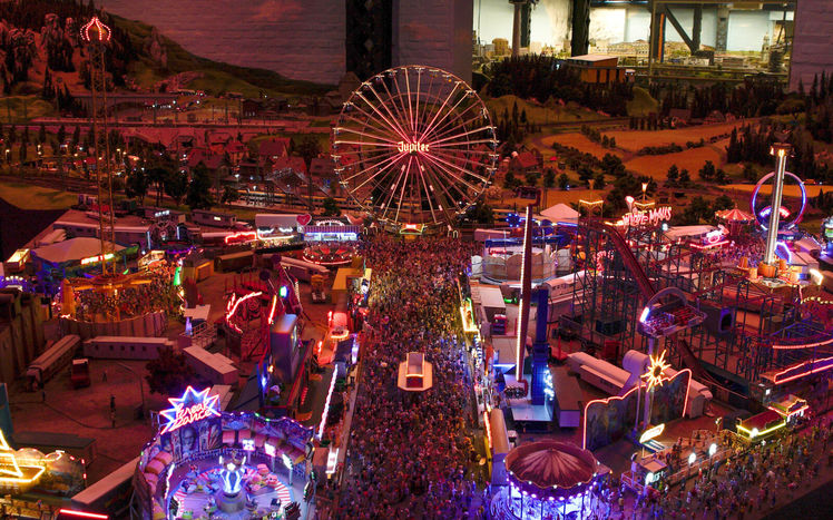 Mitteldeutschland kirmes daemmerung draufsicht