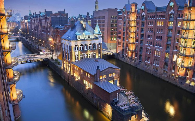 Content hamburg Speicherstadt Fleetschloesschen Abend